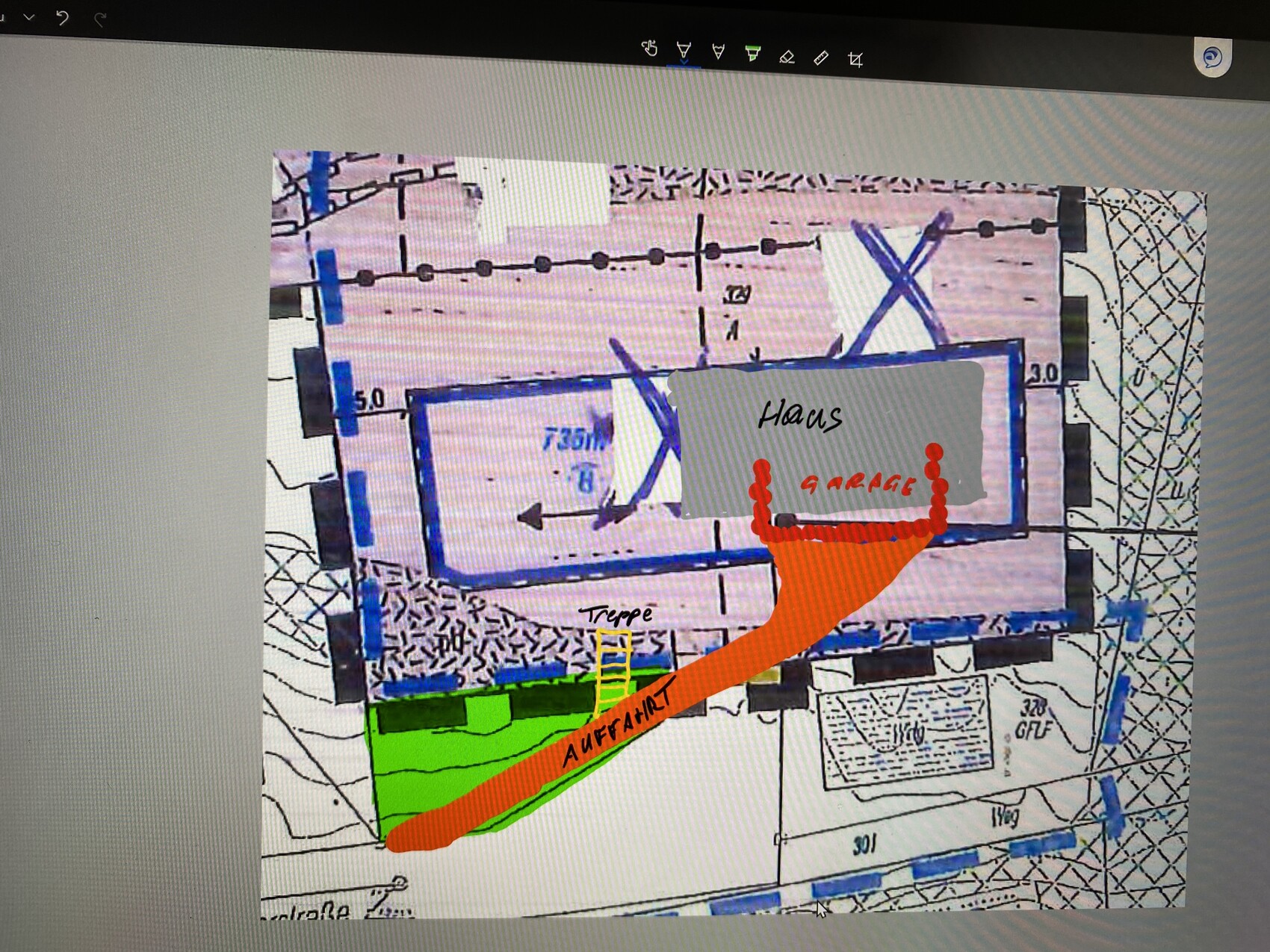 Grundriss-Skizze: Haus, Innenhof mit Becken, Treppe, grüne Fläche und rote Zufahrt.