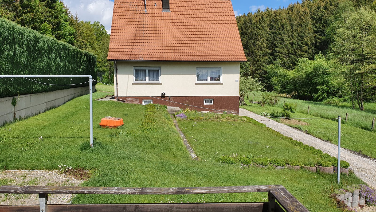 65-jahre-alt-sanierungsbeduerftig-aber-teil-der-familie-501319-1.jpg
