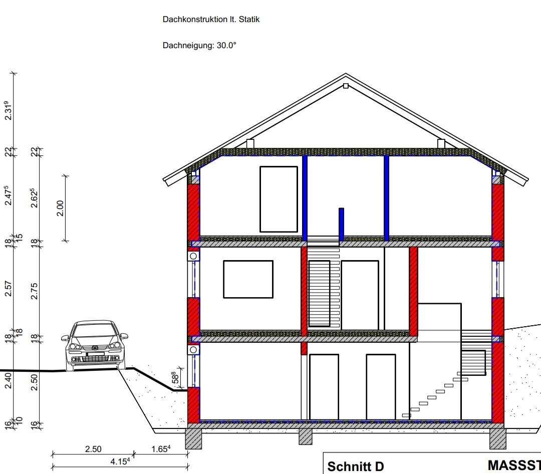 Querschnitt eines mehrstöckigen Hauses mit Dachstuhl, Treppen, Fenstern; Auto links im Hof.