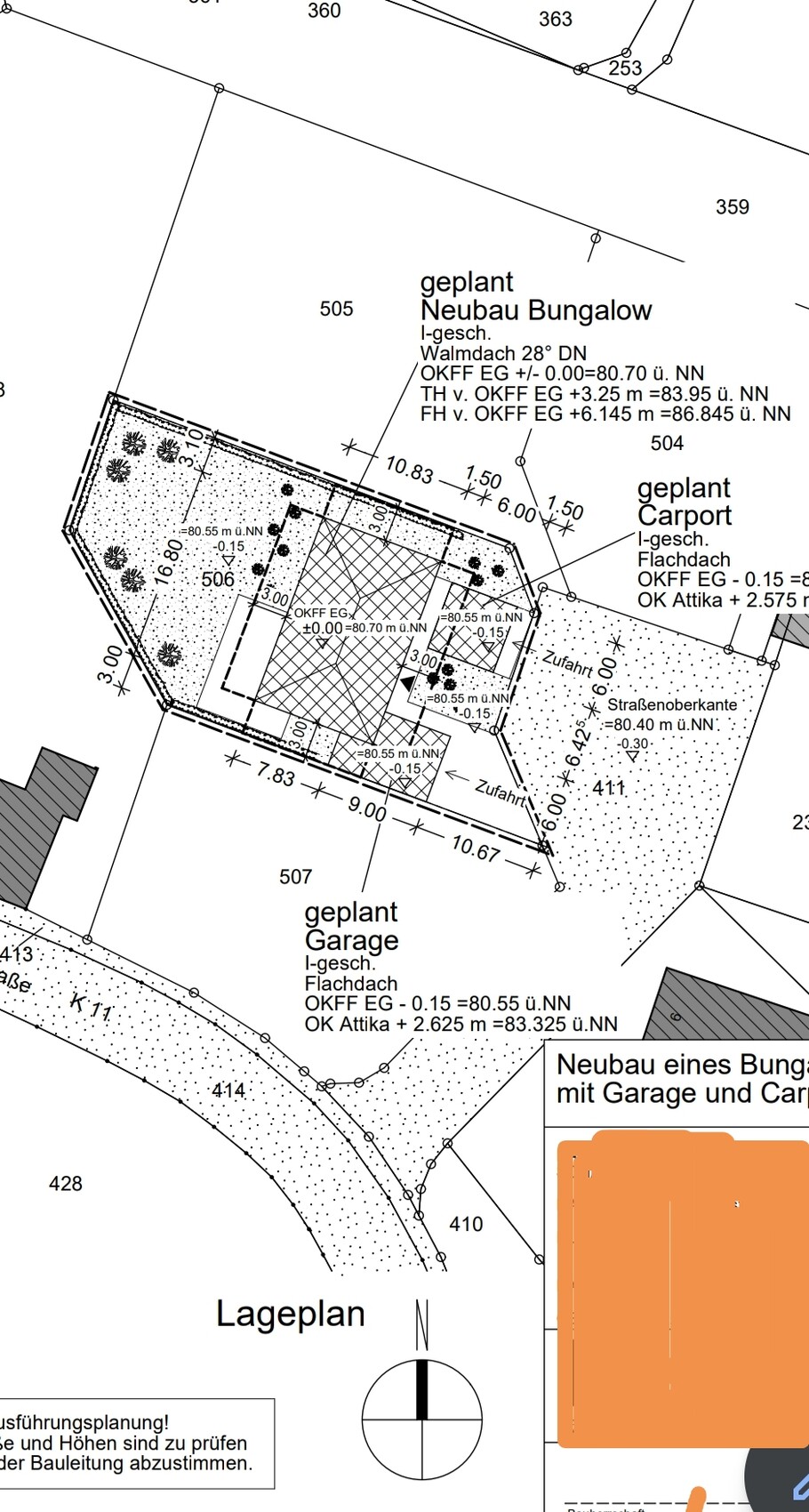 Lageplan eines geplanten Bungalows mit Carport, Garage und Zufahrt.
