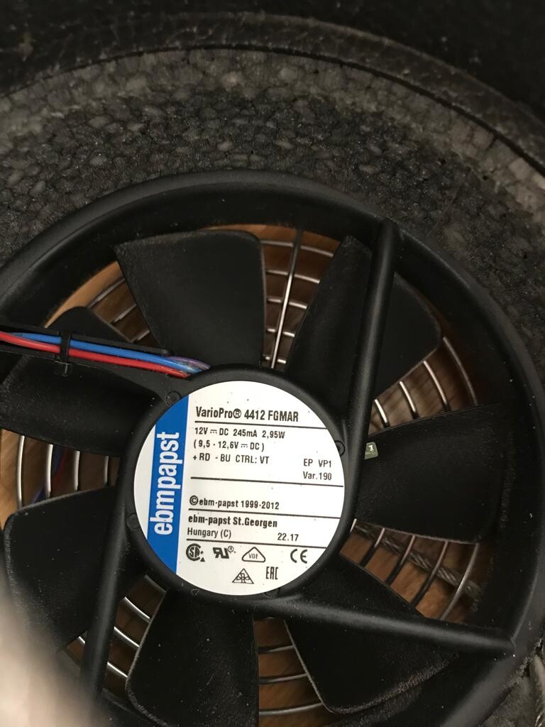 Schwarzer Computerlüfter von ebmpapst mit Typenschild und sichtbaren Kabeln.