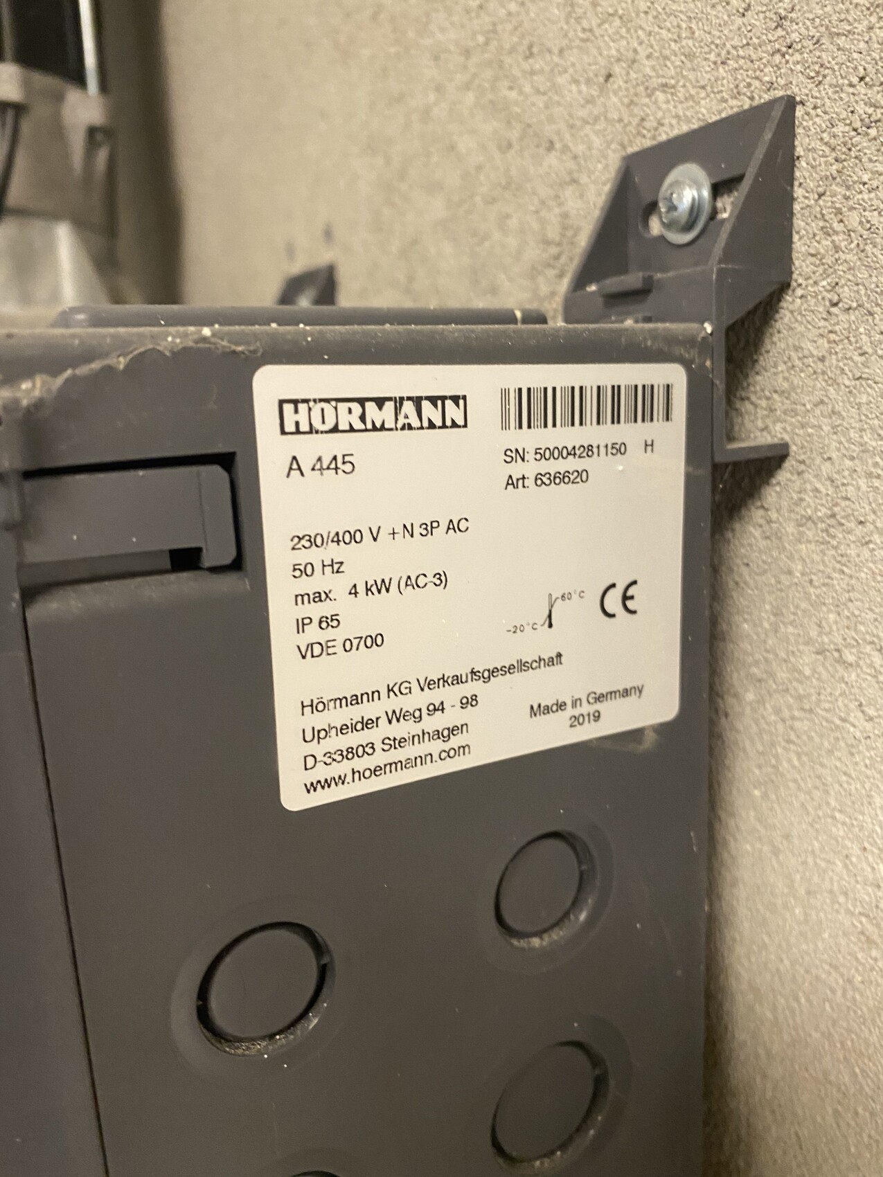 Hörmann Antriebskasten Typ A 445 mit Beschriftung an Wand montiert
