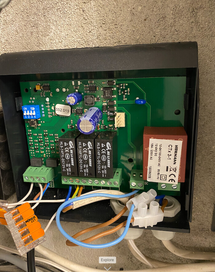 Elektronische Steuerplatine mit Relais, Kondensatoren, Transformator und Verdrahtung im Gehäuse