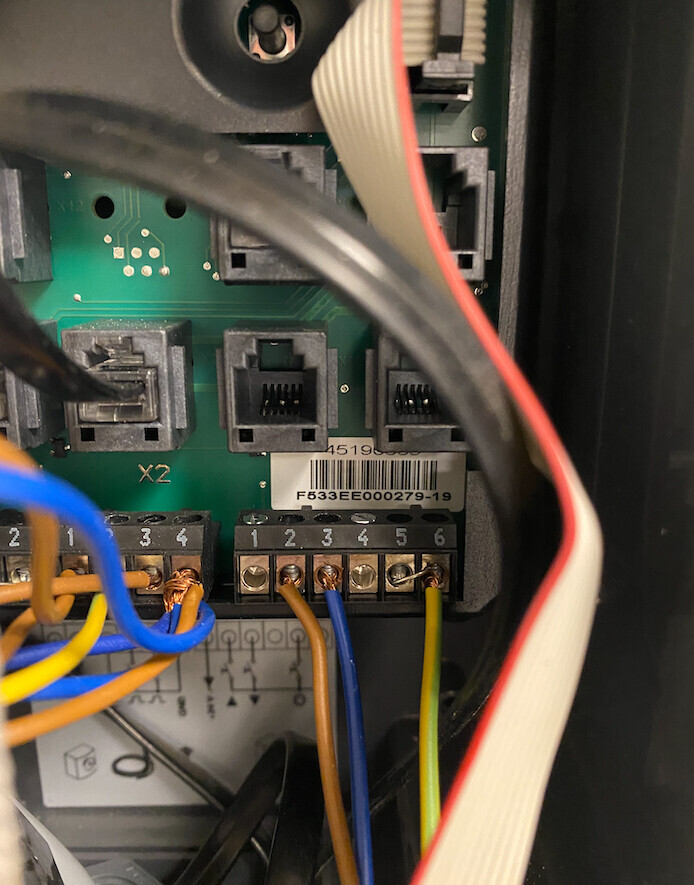 Elektronische Leiterplatte mit Steckverbindern, Schraubklemmen, Flachbandkabeln und bunten Drähten