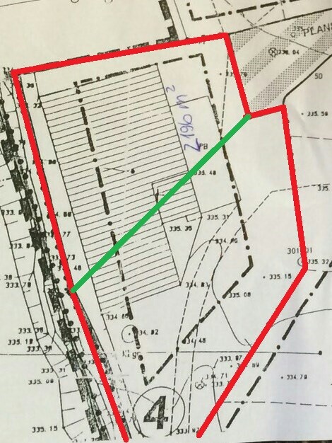 Lageplan eines Grundstücks mit roter Umrandung und grünem Grenzverlauf