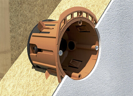 Braune Kunststoff-Kabeldurchführung in Wandöffnung, Seitenansicht