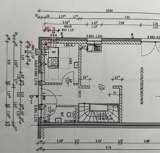 Grundriss einer Wohnung: Küche links, Diele, WC unten, offener Küchen-Ess-Wohnbereich rechts