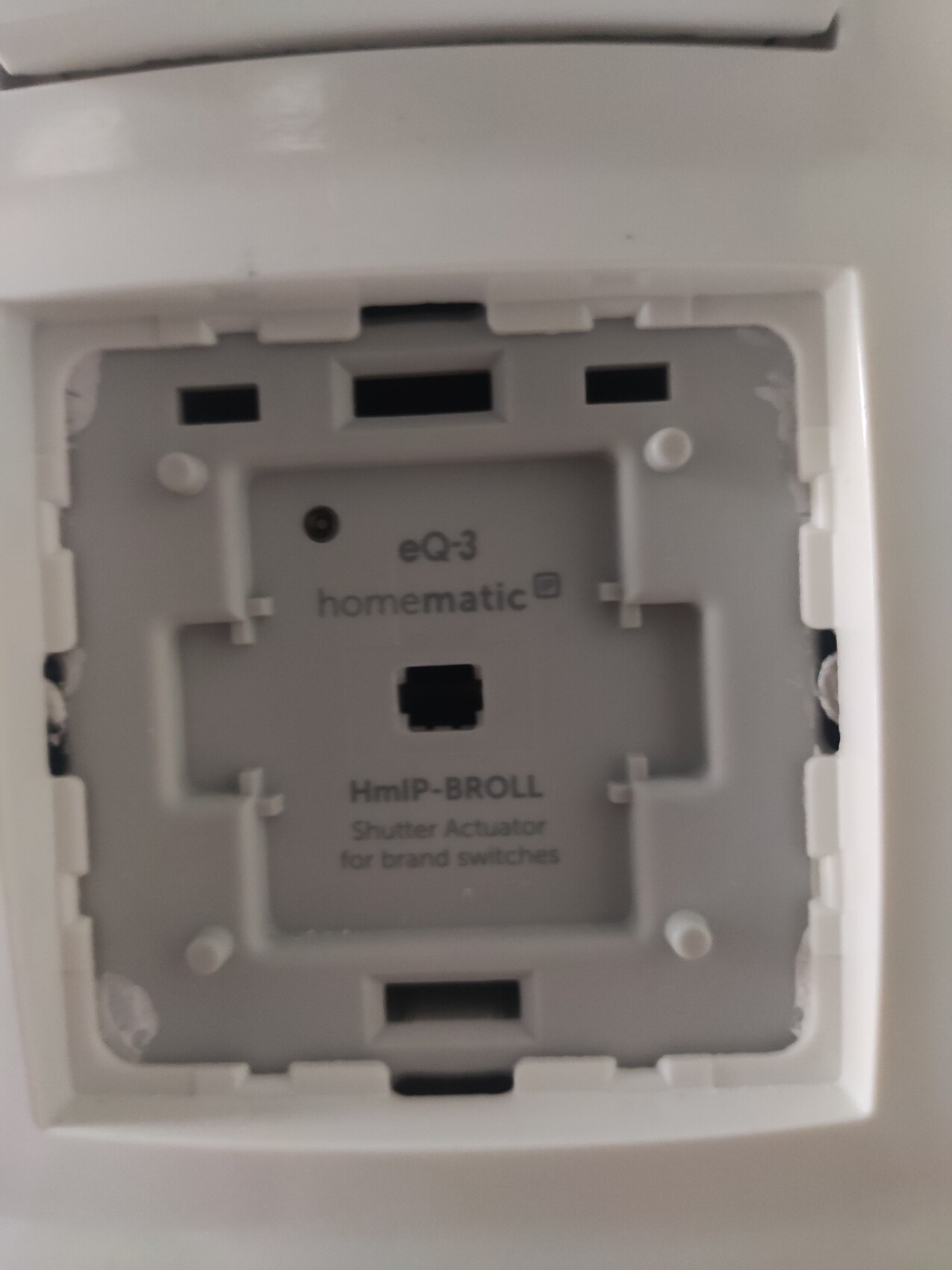Nahaufnahme der Rückseite eines Homematic eQ-3 HmIP-BROLL Shutter Actuator