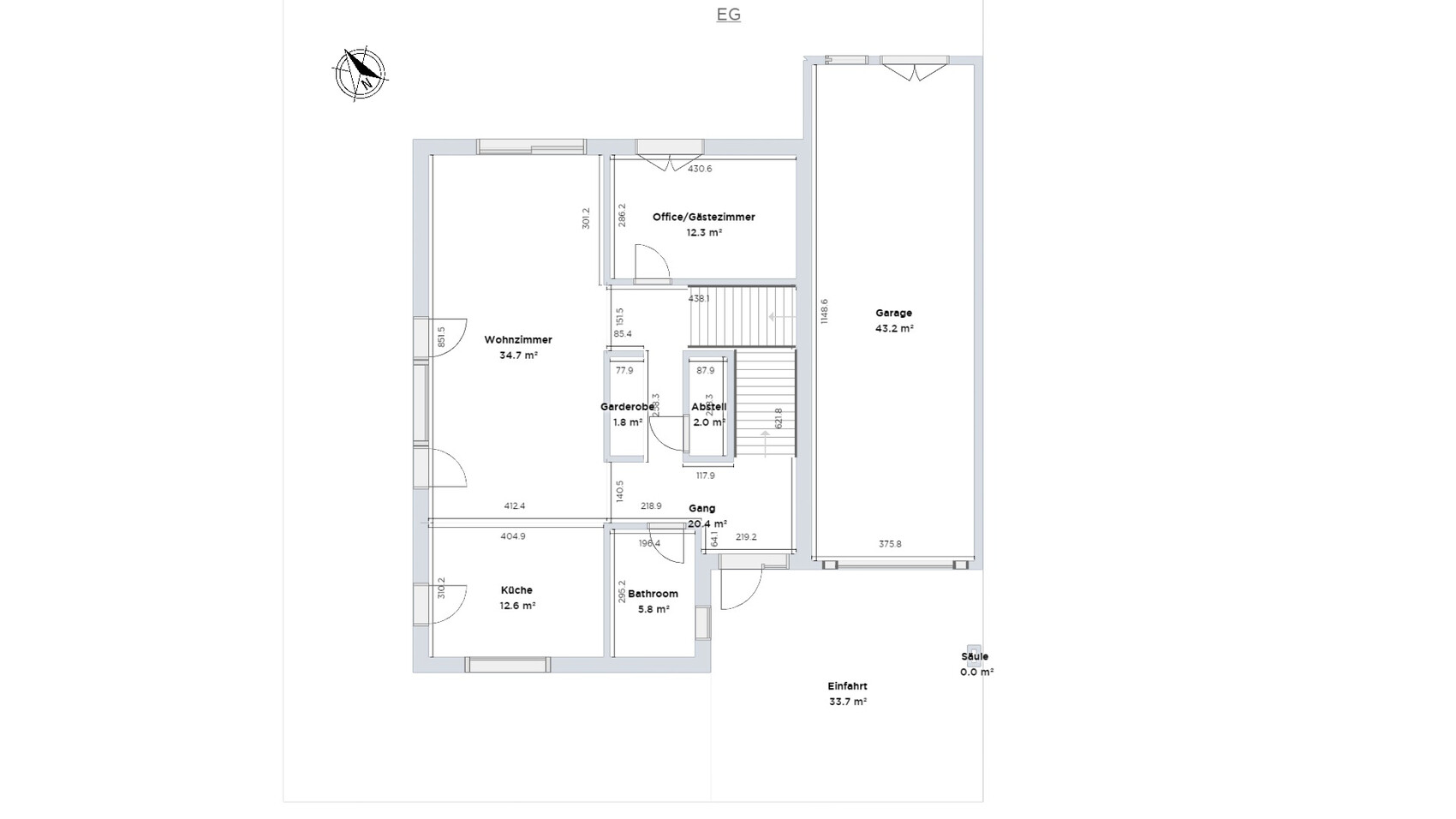 Grundriss EG: Wohnzimmer, Küche, Bad, Garderobe, Abstellraum, Gang, Office/Gästezimmer, Garage.