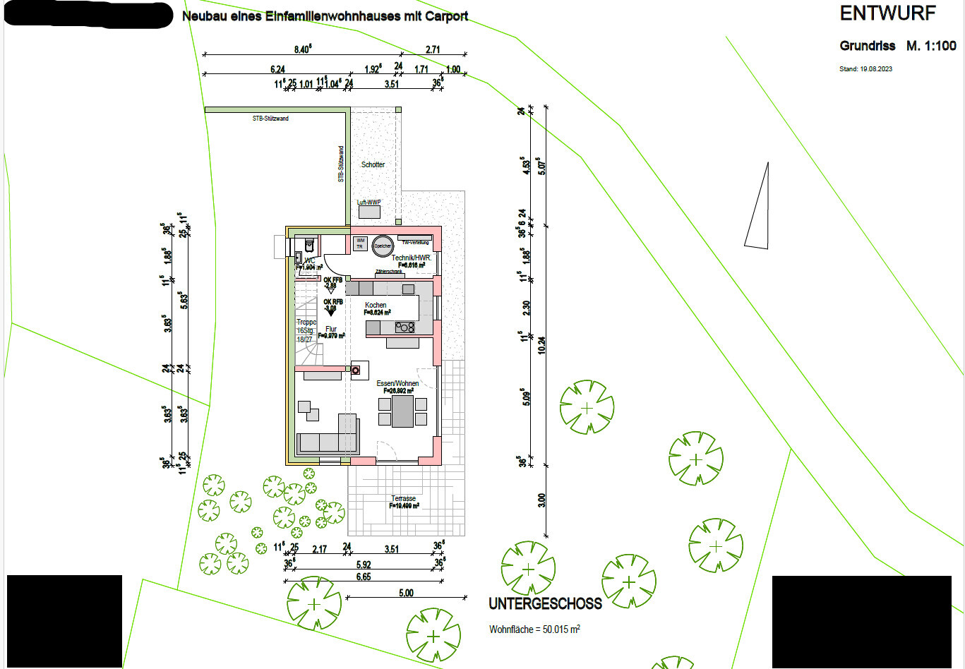 Grundrissplan eines Einfamilienhauses auf Grundstück mit Carport und Garten.