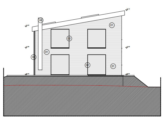 Zweistöckiges Haus mit schrägem Dach in Hanglage, vier Fenster und Fundament sichtbar.
