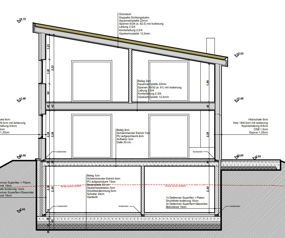 Schnitt durch ein zweigeschossiges Haus mit Keller, Fenstern, Dämmung, Balken und Maßangaben.