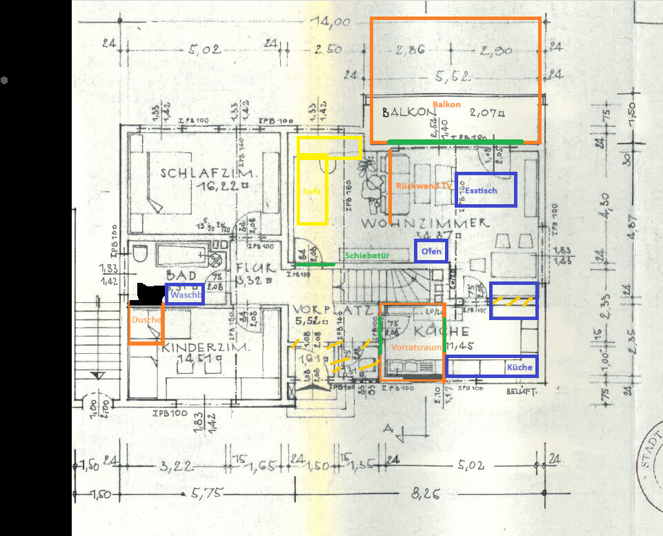 Grundriss eines Hauses mit farbigen Markierungen: Sofa, Esstisch, Ofen, Vorratsraum, Küche.