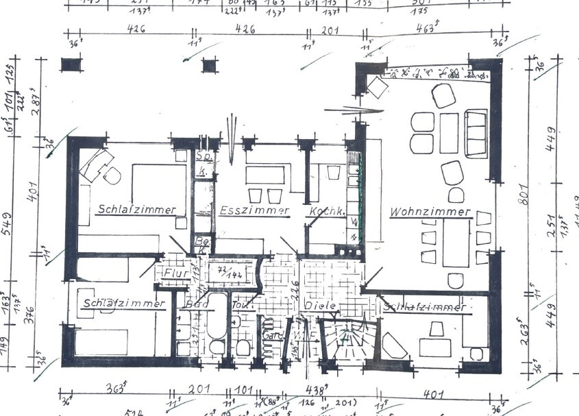 Grundriss eines Wohnhauses: Wohnzimmer, Esszimmer, Küche, zwei Schlafzimmer, Bad, Diele, Flur