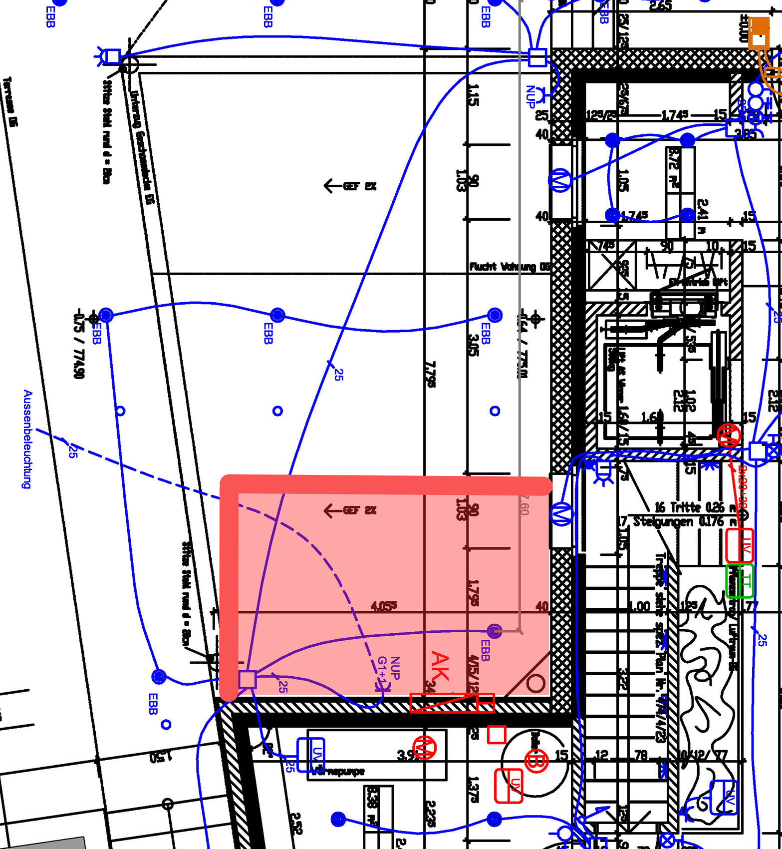 Technischer Bauplan mit rotem AK-Bereich, blauen Kabelverläufen und Abmessungen.