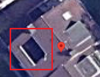 Draufsicht auf Gebäudegrundriss mit rotem Lagepin