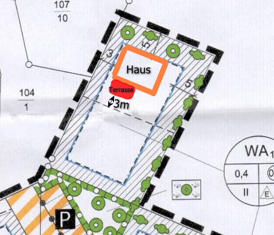 Lageplan: Haus mit Terrasse, umlaufender Baumbestand, Parkplatzbereich.