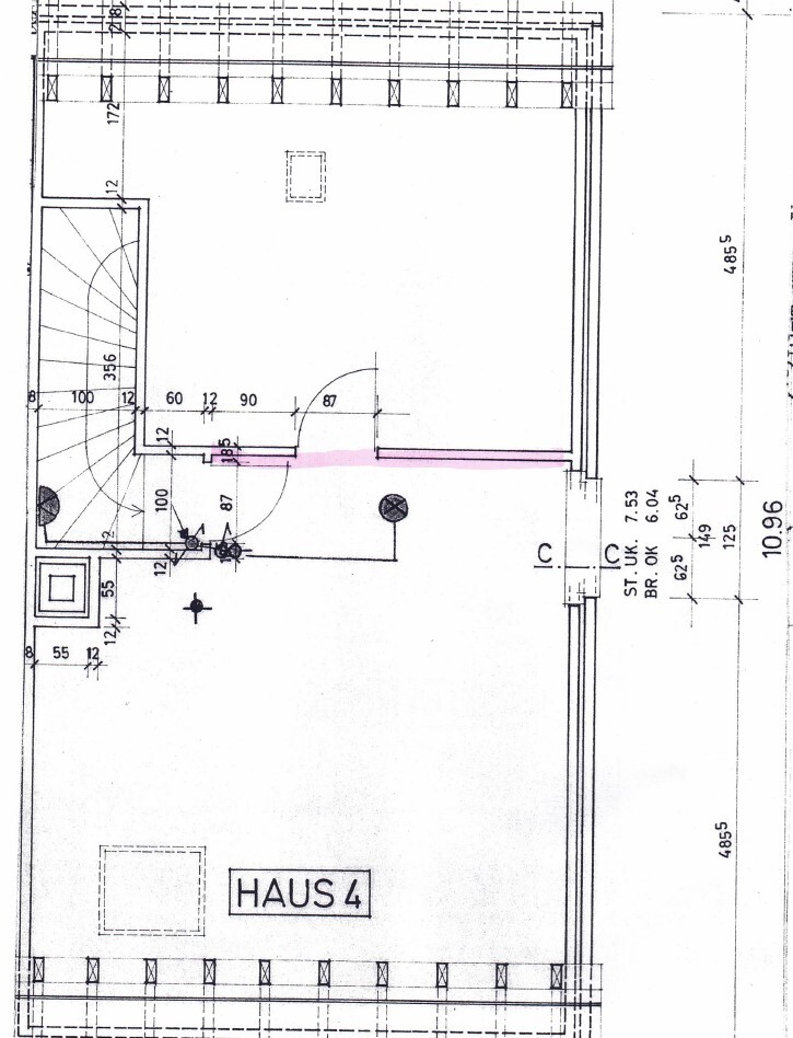 Grundriss HAUS 4: Raum mit Treppe links, Türbogen, pink markierter Durchgang.