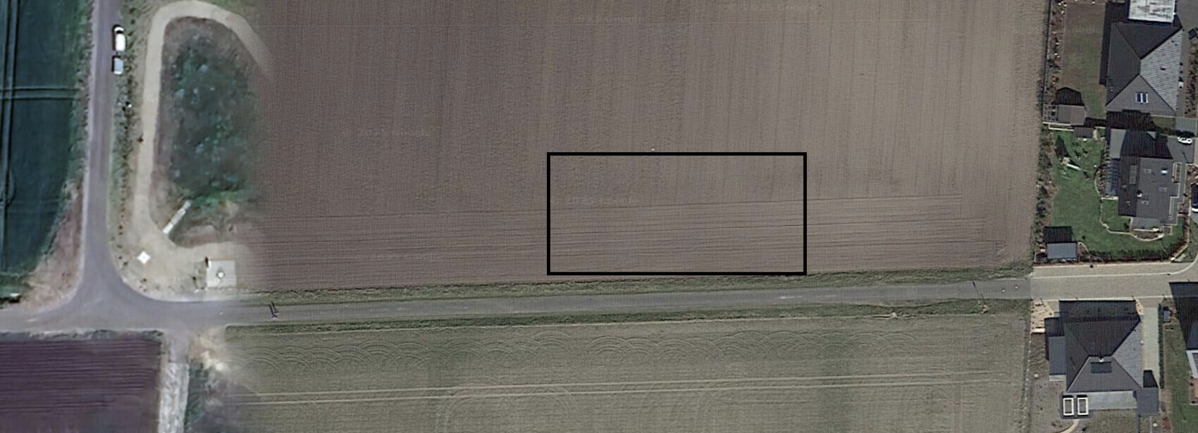 Luftbild eines unbebauten Grundstücks mit gekennzeichnetem Rechteck