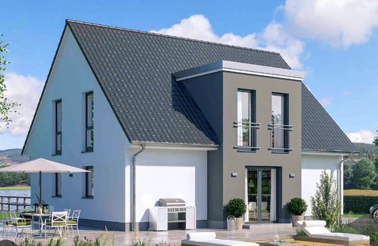 Modernes zweistöckiges Haus mit grauem Satteldach, Terrasse mit Grill und Möbeln.