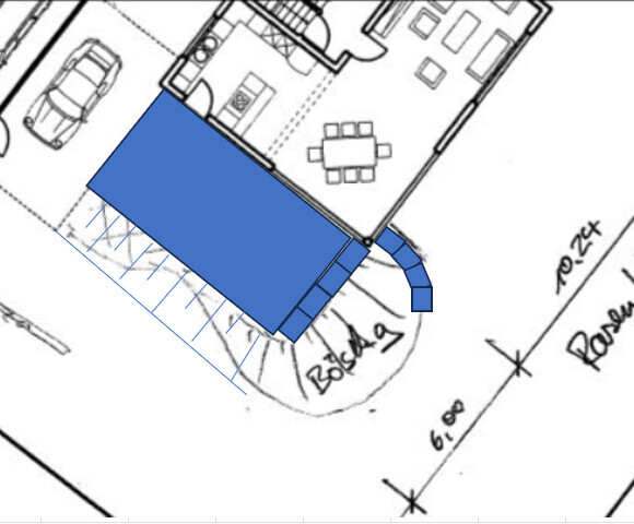 Architektenplan: langer blauer Anbau am Gebäudekomplex, Zufahrt und Parkfläche.