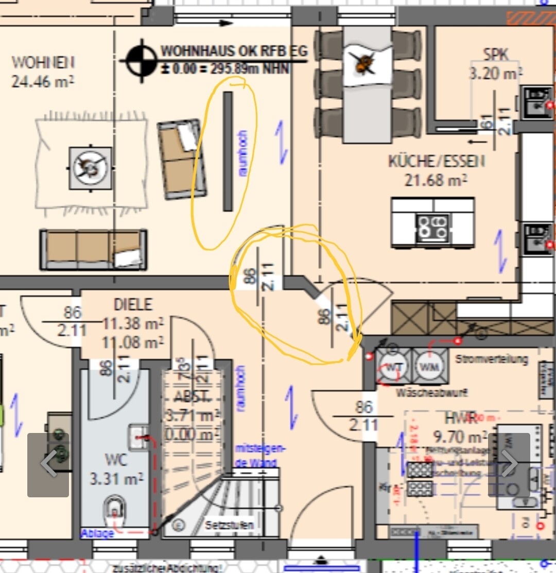 Grundriss einer Wohnung mit Wohnzimmer, Küche/Essbereich und Diele; zwei gelb markierte Bereiche.