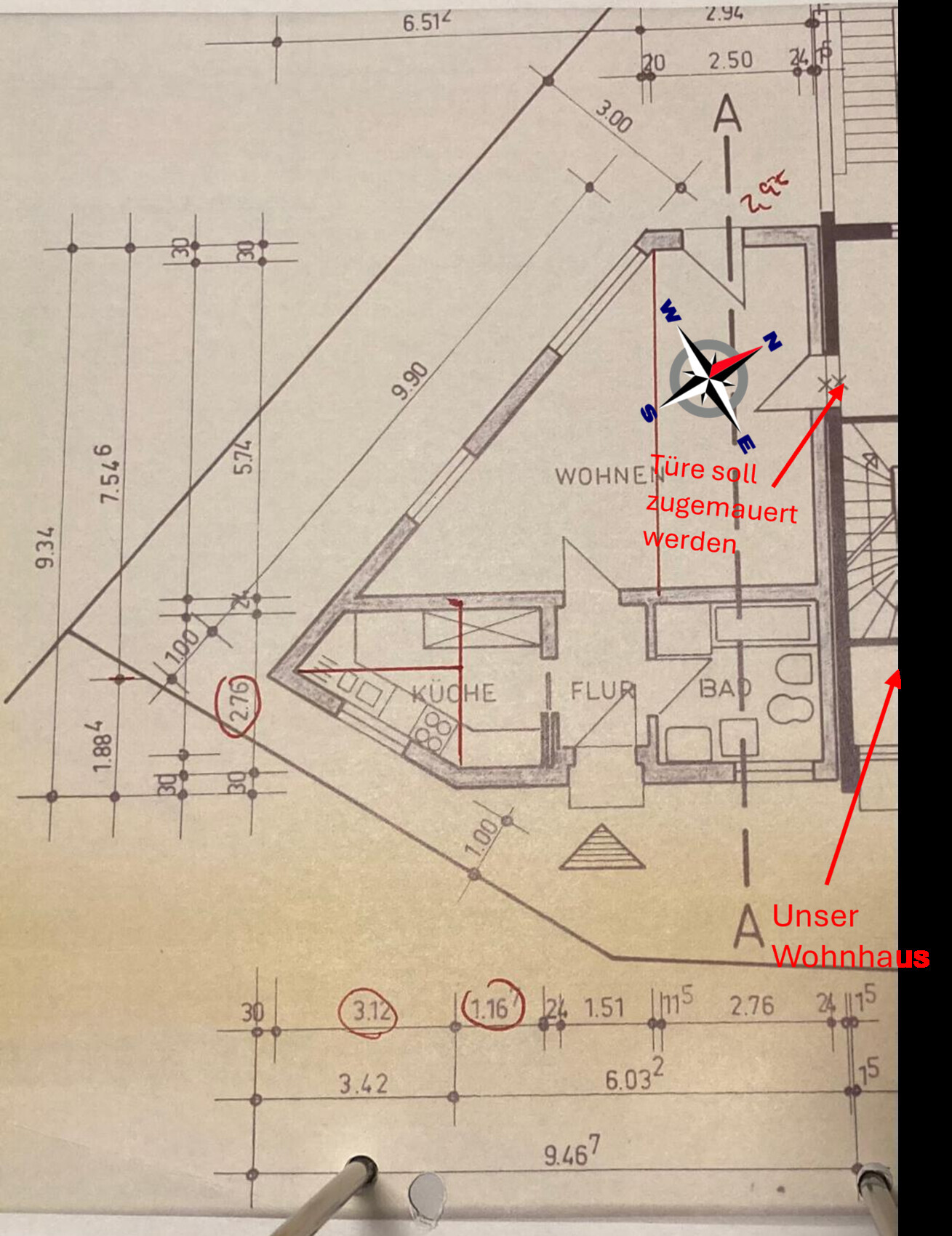 Grundriss eines Wohnhauses mit Küche, Flur, Bad; Hinweis: Türen sollen zugemauert werden.