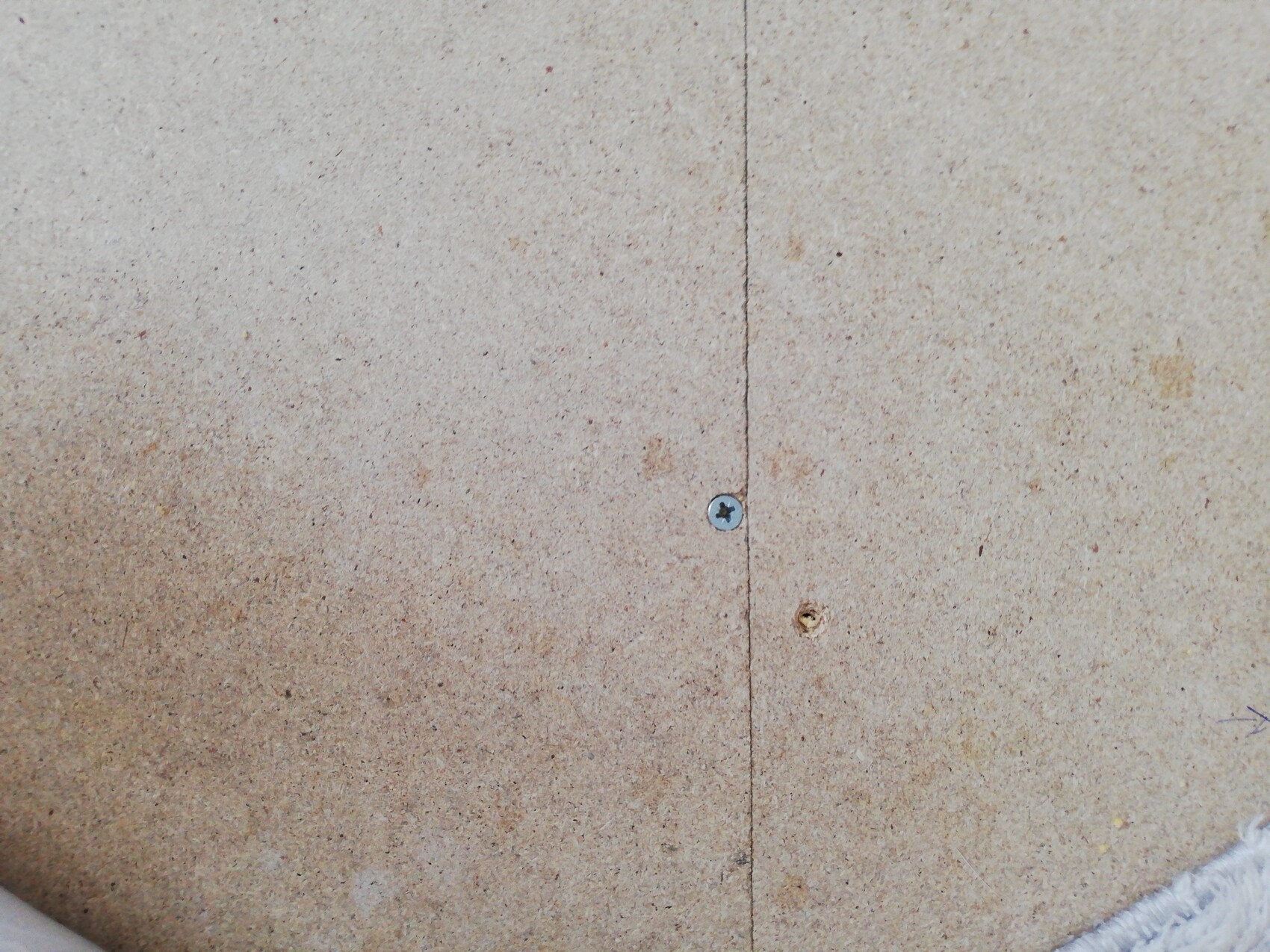 Nahaufnahme von OSB-Platten mit Schrauben auf einer Bauunterlage im Rohbau