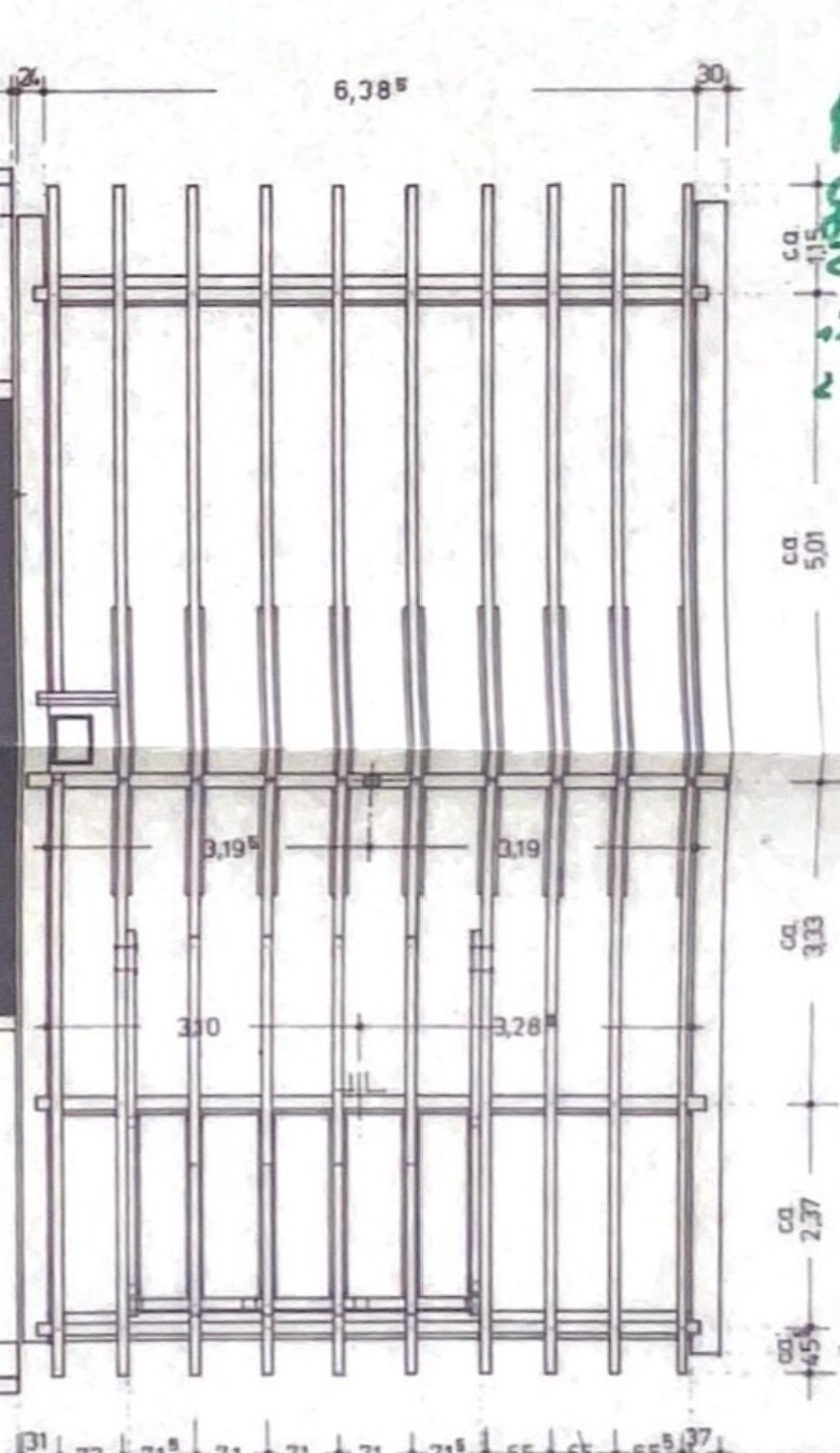 Architektur-Skizze eines Geländers entlang einer Terrasse mit senkrechten Stäben und Handlauf.