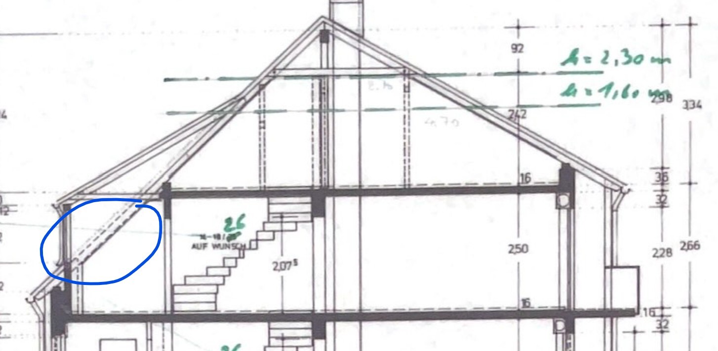 Schnittzeichnung eines Hauses mit Dachkonstruktion und Treppenaufgang im Dachgeschoss