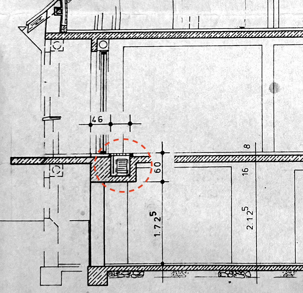 Architektenplan zeigt Wandabschnitt mit Türzarge und Maßlinien auf dem Grundriss.