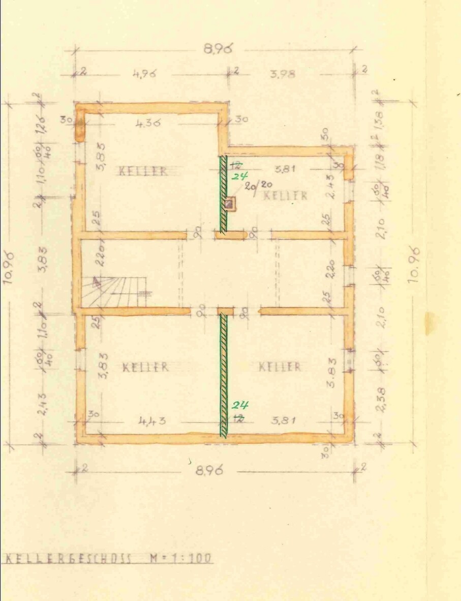 Handgezeichnete Keller-Grundriss-Skizze mit Maßen und Wänden