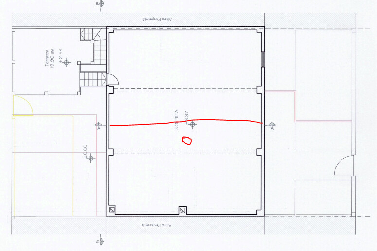 Grundrissplan eines Gebäudes mit Treppe links und zentraler offener Raumfläche