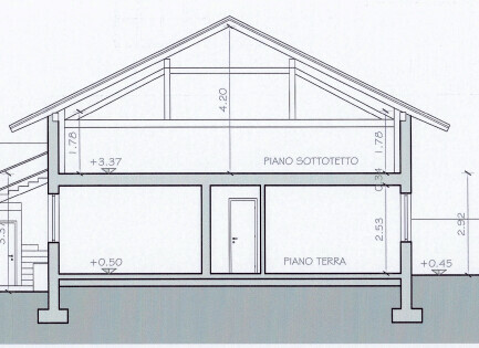 Schnitt durch Haus mit Dachstuhl, Erdgeschoss, Fundament und Treppe - Bauplanzeichnung