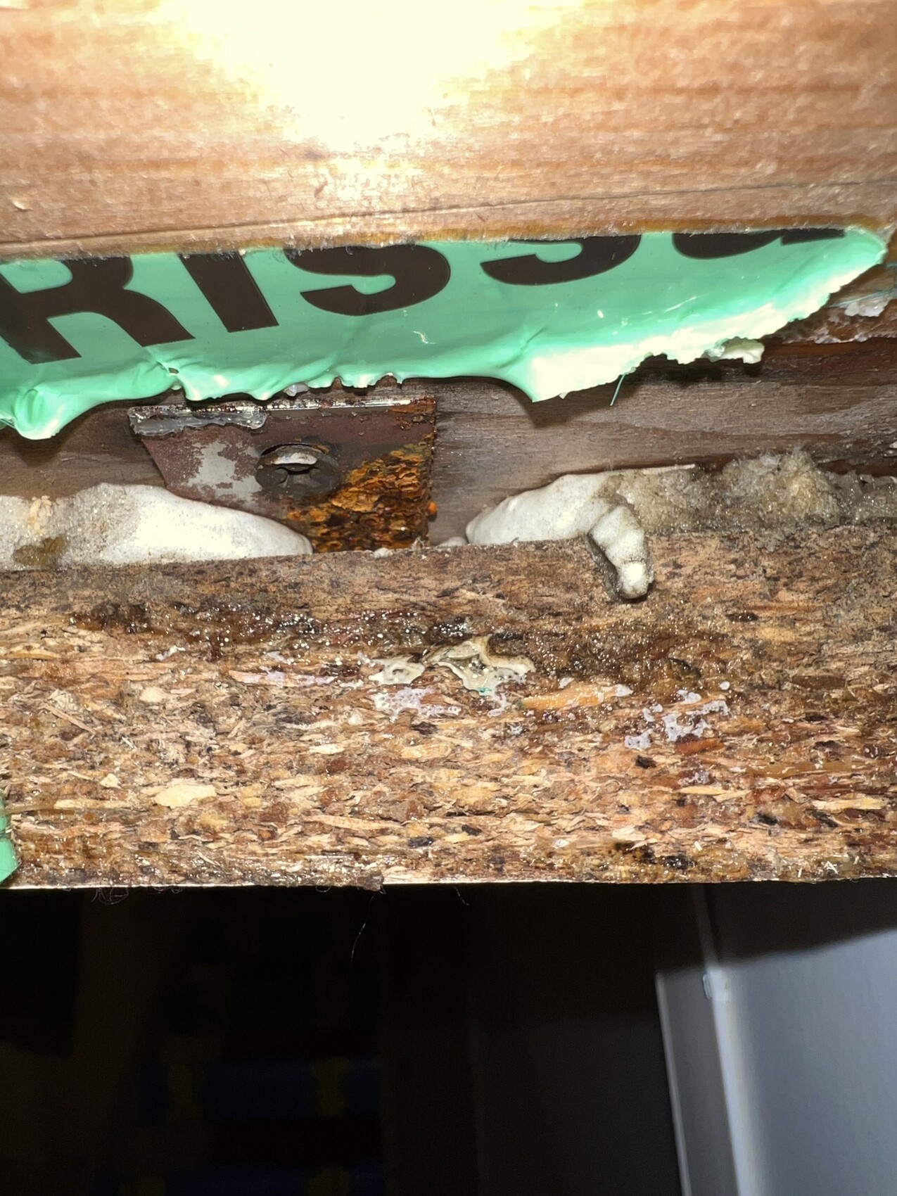 Holzunterkonstruktion mit Rost, Feuchtigkeit und bröckelndem Material, Dämmung sichtbar