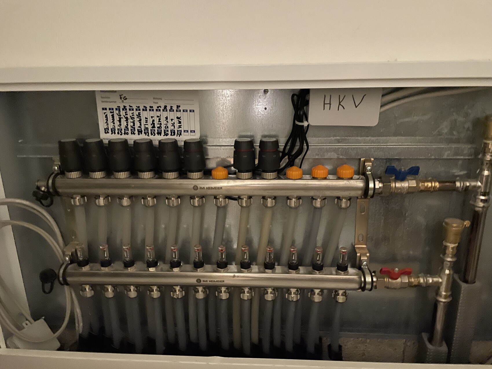 Heizungsverteilersystem mit Ventilen in Metallkasten, Fußbodenheizung