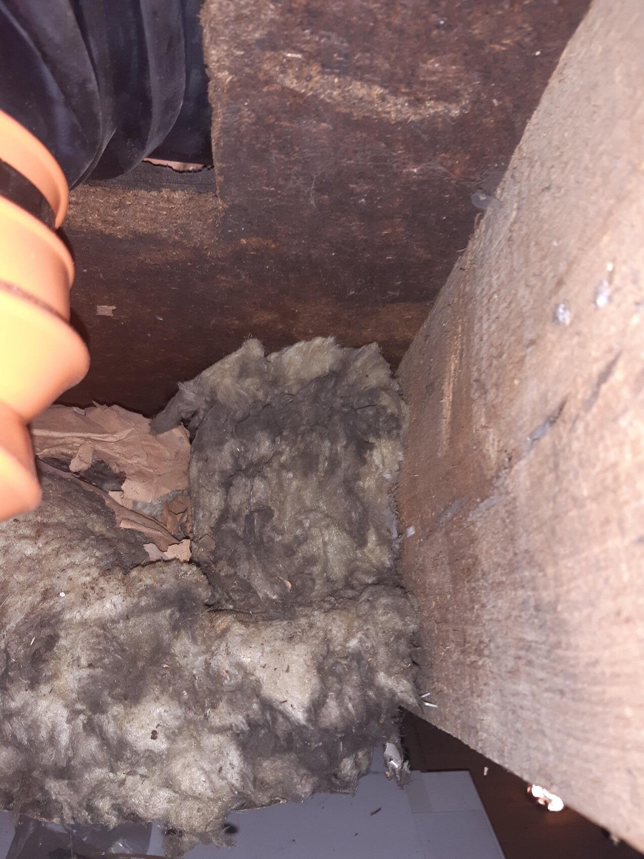 Keller- oder Dachbodenbereich mit losem Dämmmaterial und Holzstrukturen