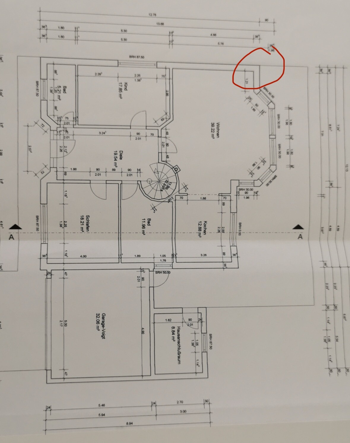 Grundrissplan eines Hauses mit mehreren Räumen, Küche, Bad und Wohnzimmer, spiralförmige Treppe.
