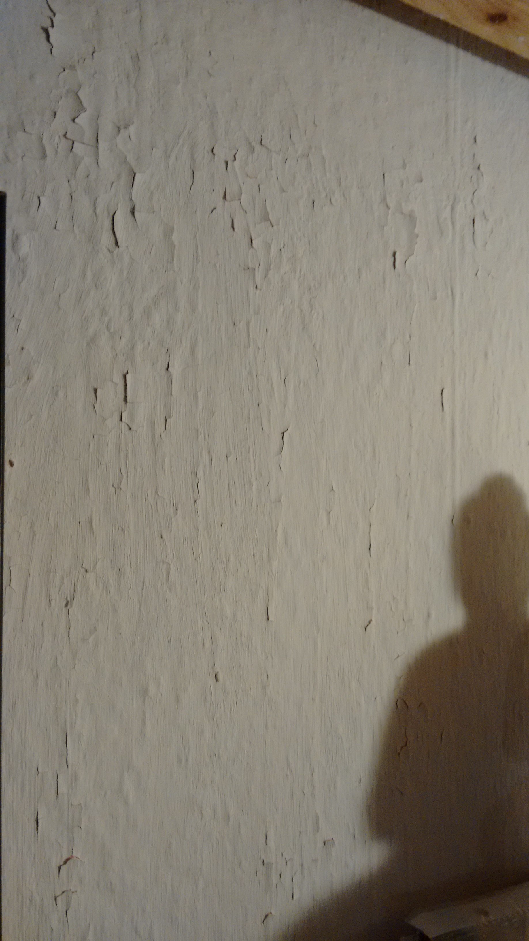 abblatternder-putz-an-weisser-wand-im-innenraum.jpg