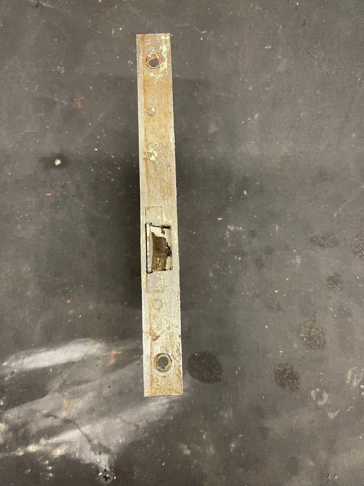 abgenutzter-tuerbeschlag-metall-latch.jpg