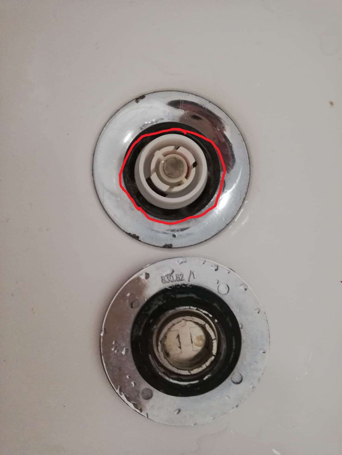 ablaufventil-badewanne-schliesst-nicht-405432-1.jpeg