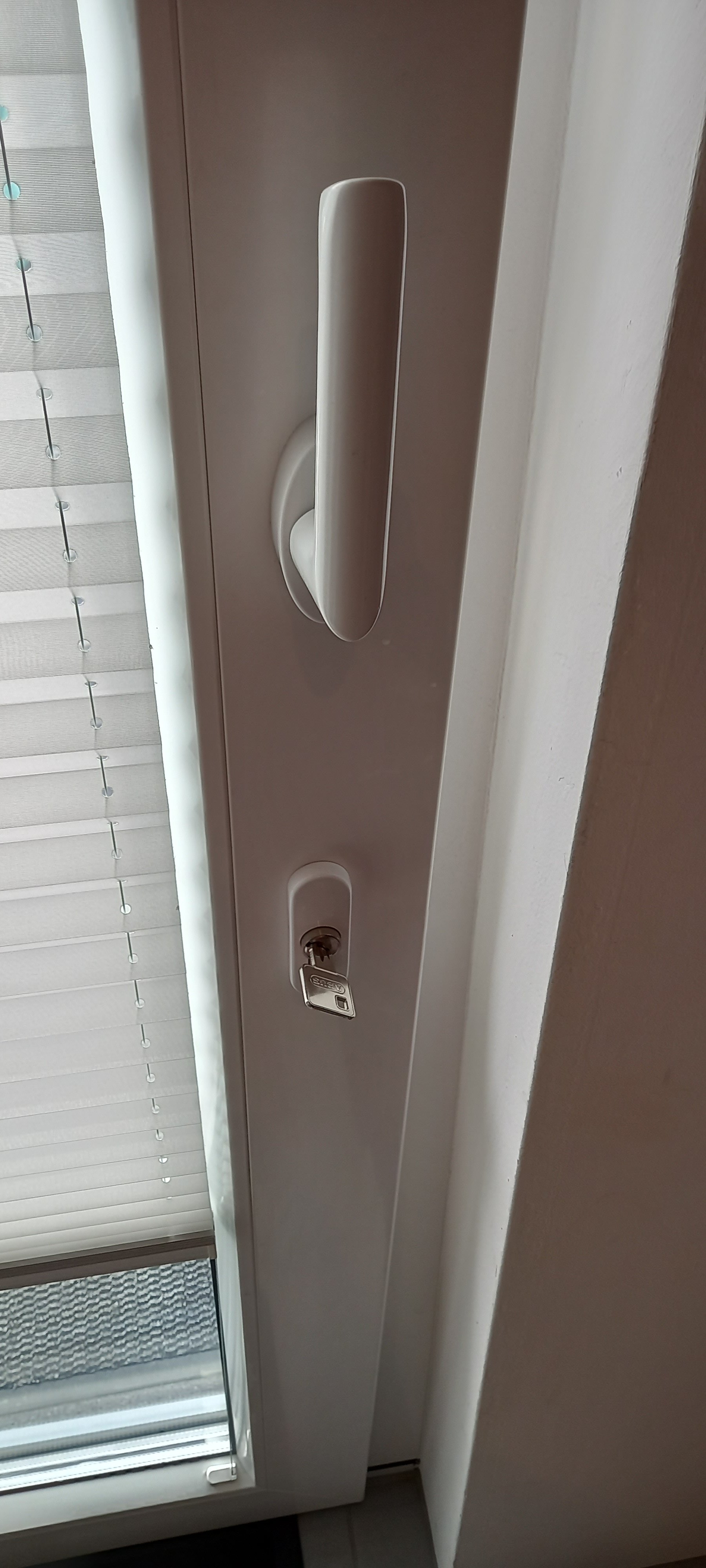 abschliessbarer-fenstergriff-bei-rolladen-579228-3.jpg