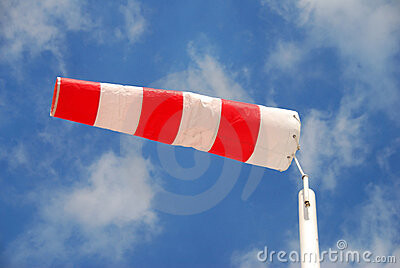 Absperrbarriere mit rot-weißen Streifen vor blauem Himmel