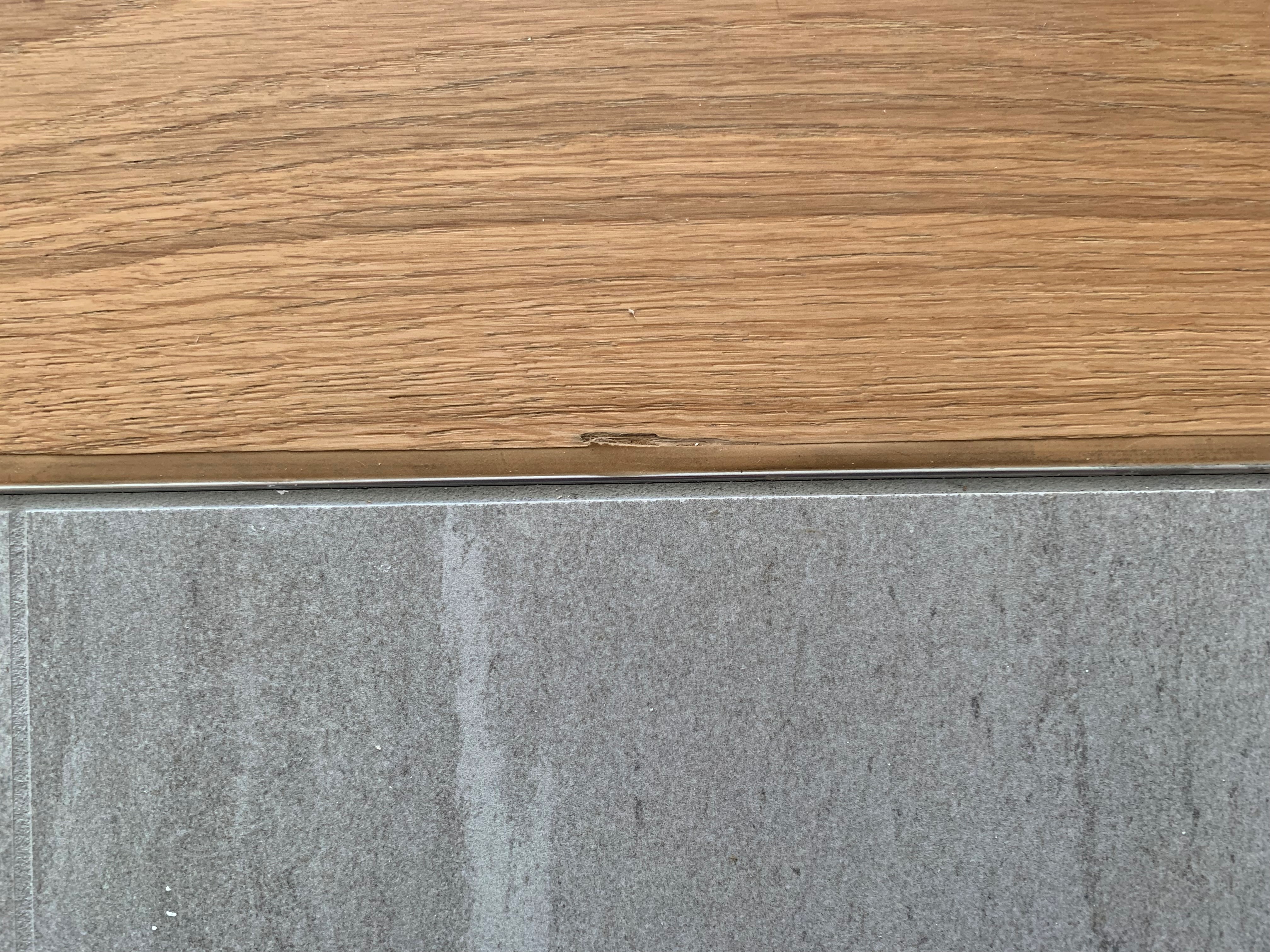 absplitterung-in-parkett-mit-holzkitt-reparieren-536799-1.jpg