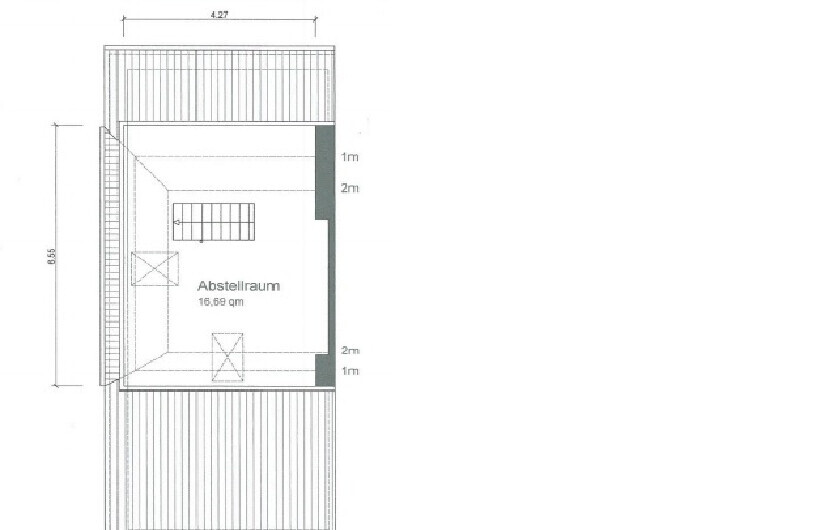 Grundriss eines Abstellraums (16,69 qm) mit Treppe und Regalen.