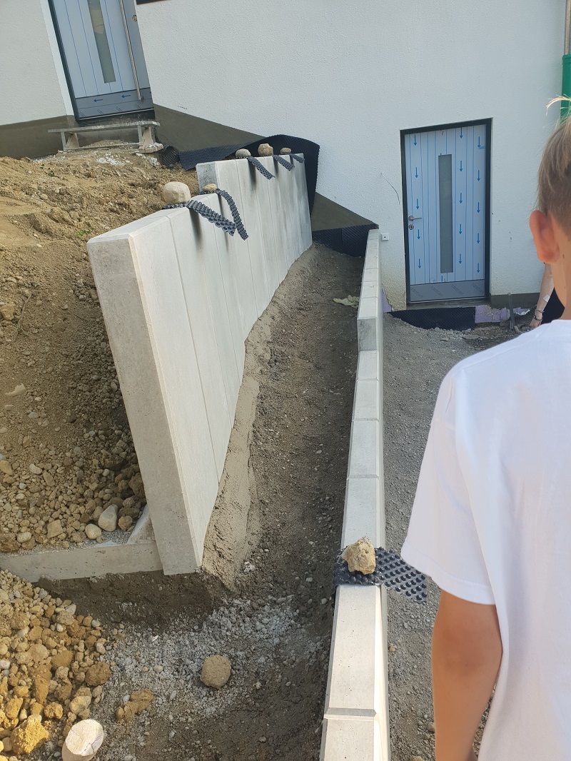 absturzsicherung-auf-l-steinen-spezialzaun-erforderlich-268881-1.jpg