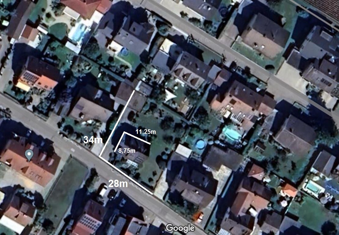 Satellitenbild eines Wohnviertels mit markiertem Grundstück; Seitenlängen 34 m und 28 m.