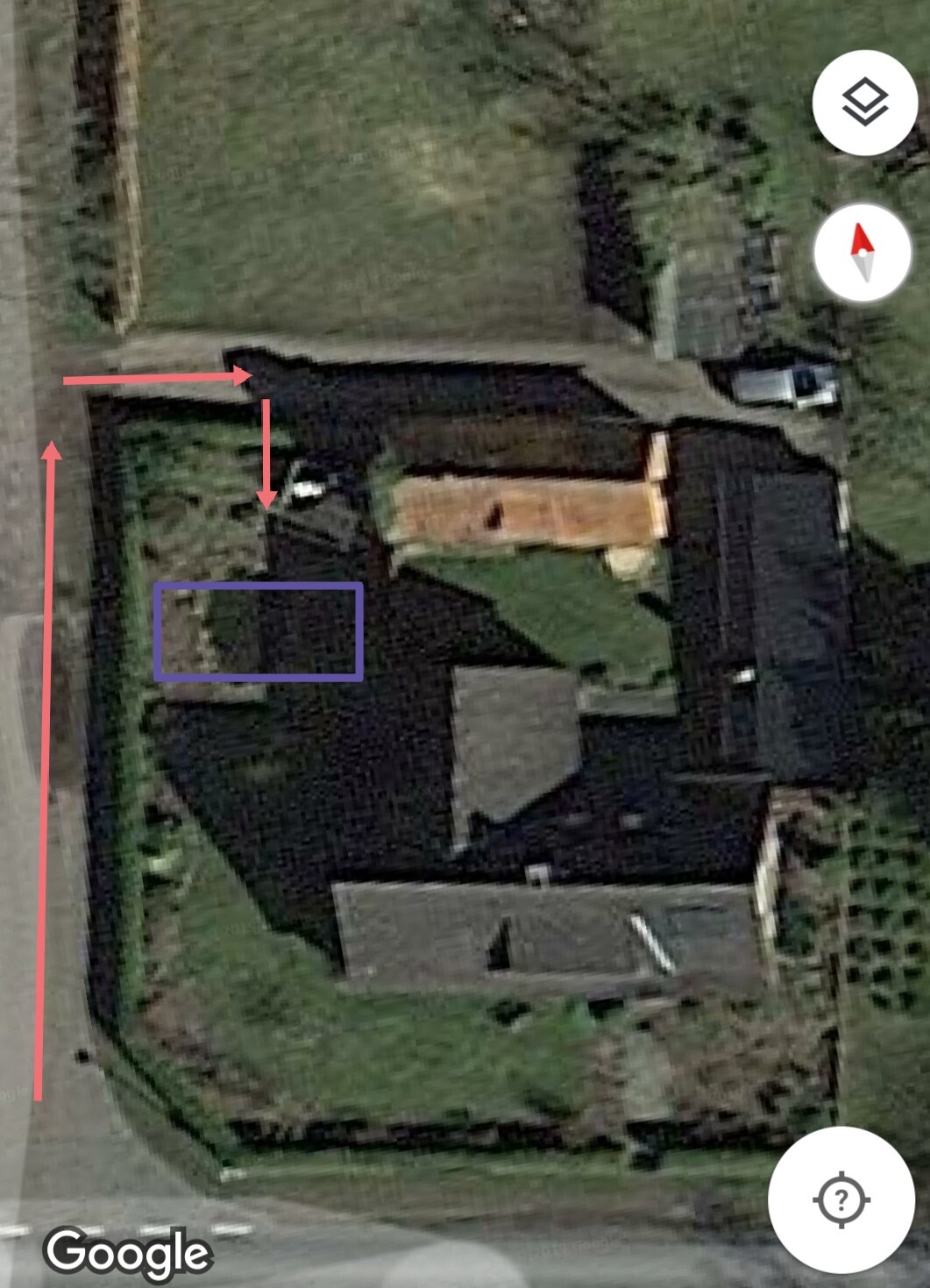 Luftaufnahme eines Einfamilienhauses mit Grundstück, Zufahrt und Garten