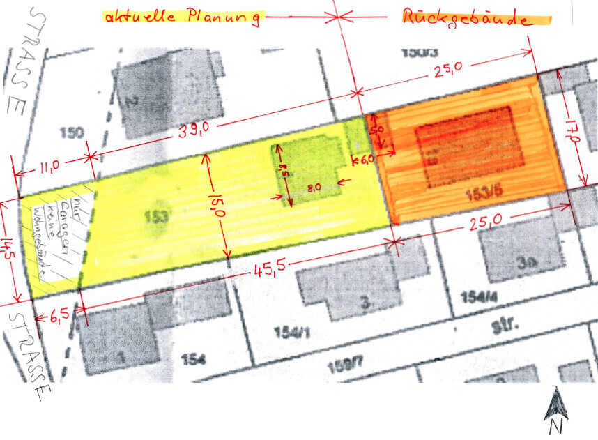 Lageplan eines Baugrundstücks mit gelb markiertem Bereich, orangefarbenem Baublock und Maßlinien.