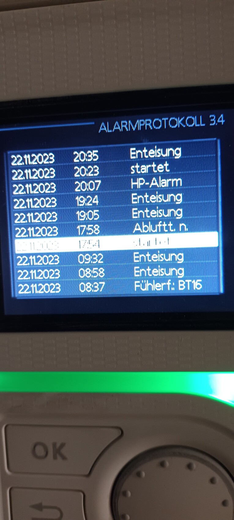 Alarmprotokoll auf Display mit Datum 22.11.2023 und Alarmarten (Enteisung, HP-Alarm, Abluft).